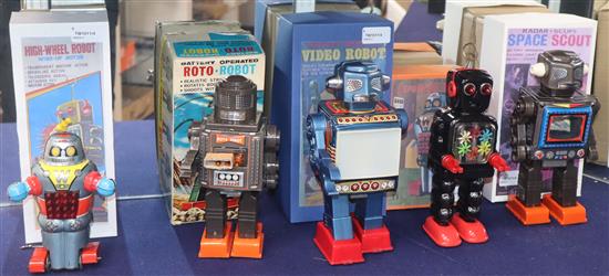 A Japanese SH-Horikawa battery-operated Roto Robot (boxed) and four other Japanese tinplate/plastic robots,